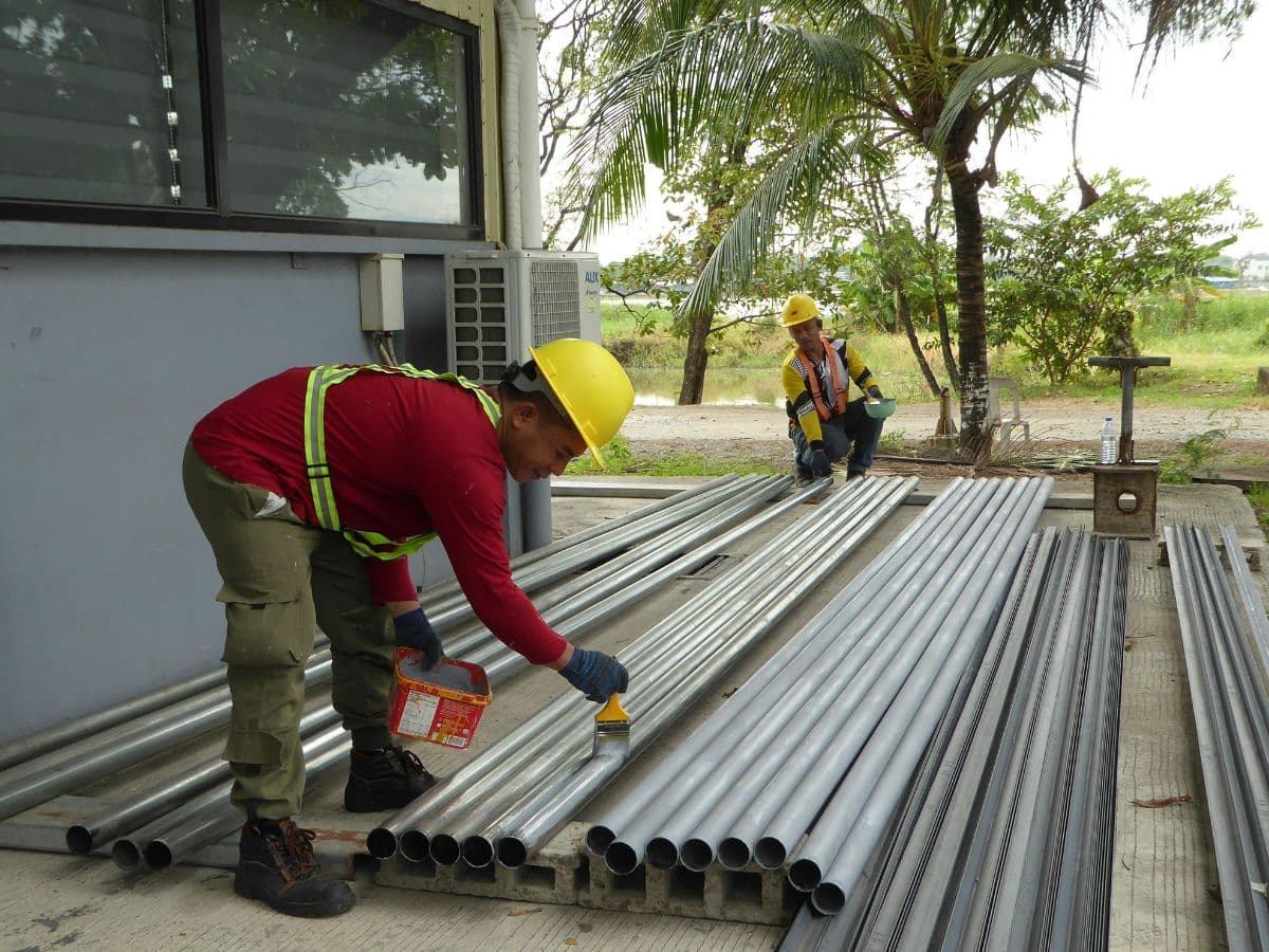 Albañil construyendo pared de ladrillos