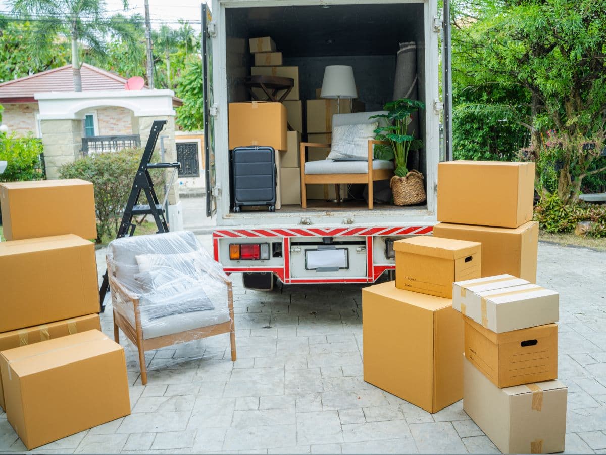 Mudanza con cajas y furgoneta